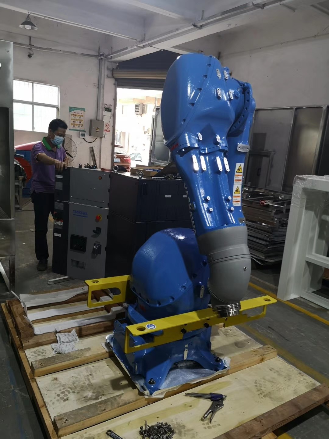 Quality Table Shell 1.2m Spray Painting Robot YASKAWA EPX2600 On Line Traking for sale
