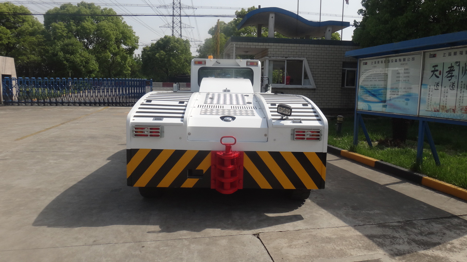 Quality CE Aircraft Tow Tractor 192000 Kg Max Towing Capacity With Lead Acid Battery for sale