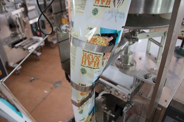 High accuracy Automatic potato chips/candy/green pean/cashew nut/peanuts Vertical Packing Machine TCLB-160A(Hot sale)