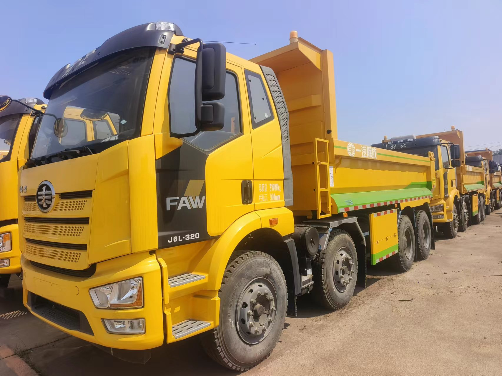 1000Nm-1500Nm FAW Tipper Truck LHD 8*4 40 Tons Sinotruk Tipper Truck