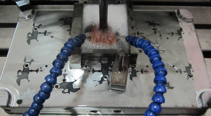 6 Plus 6 Family Custom Injection Molding For Blown LDPE Horses Runner Shut Offs