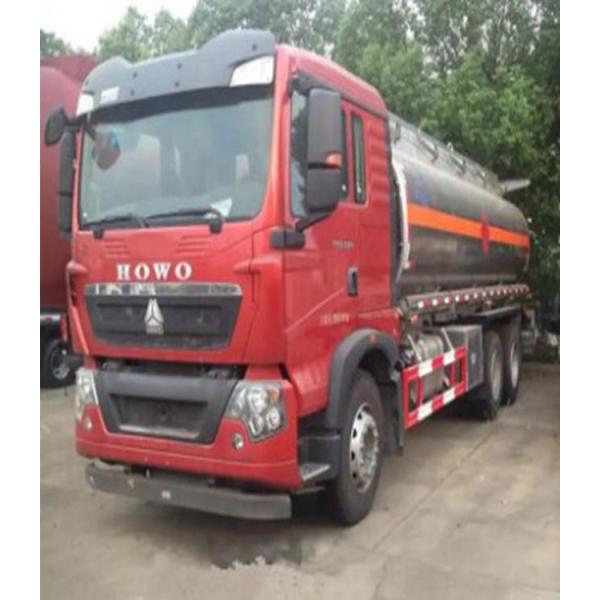 LHD RHD Oil Tanker Truck SINOTRUK 3 Axles 3 Compartments 6X4 30Cbm Loading Volume Euro II With Hydraulic System