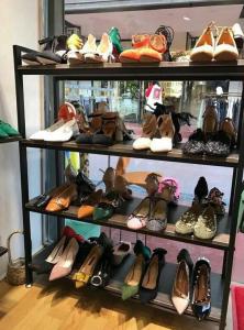 Black Modular Shoe Store Display Shelves Stable Structure For Shoe Specialty Stores