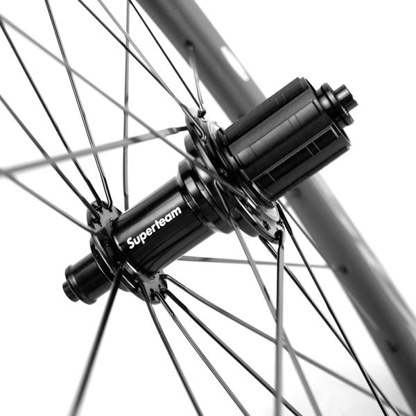 Customizable 45mm Carbon Fiber Road Bicycle Wheelset 700c 20 24h R13 Hub Carbon Wheels