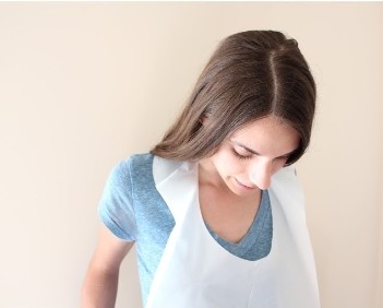 White Disposable Polyethylene Apron Fluid Resistant For Hospital Clinical