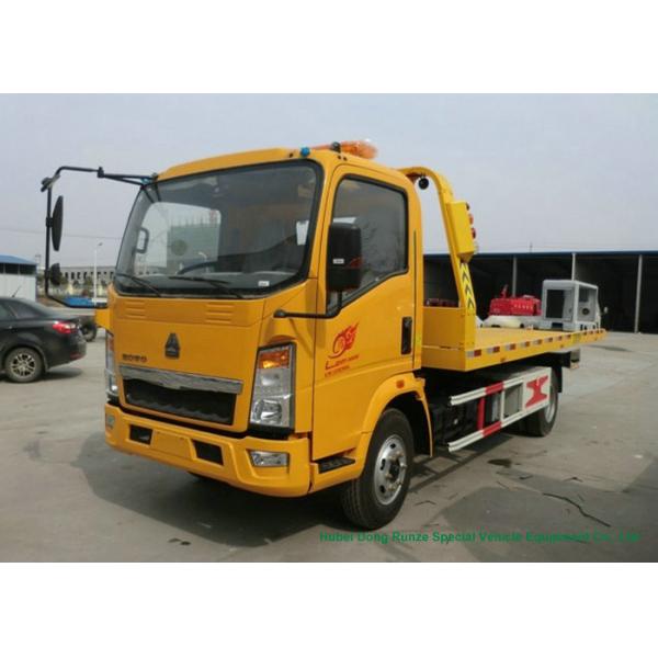 HOWO Light Duty Flatbed Tow Truck Carrier For Car / SUV Road Recovery 3 - 5 Ton