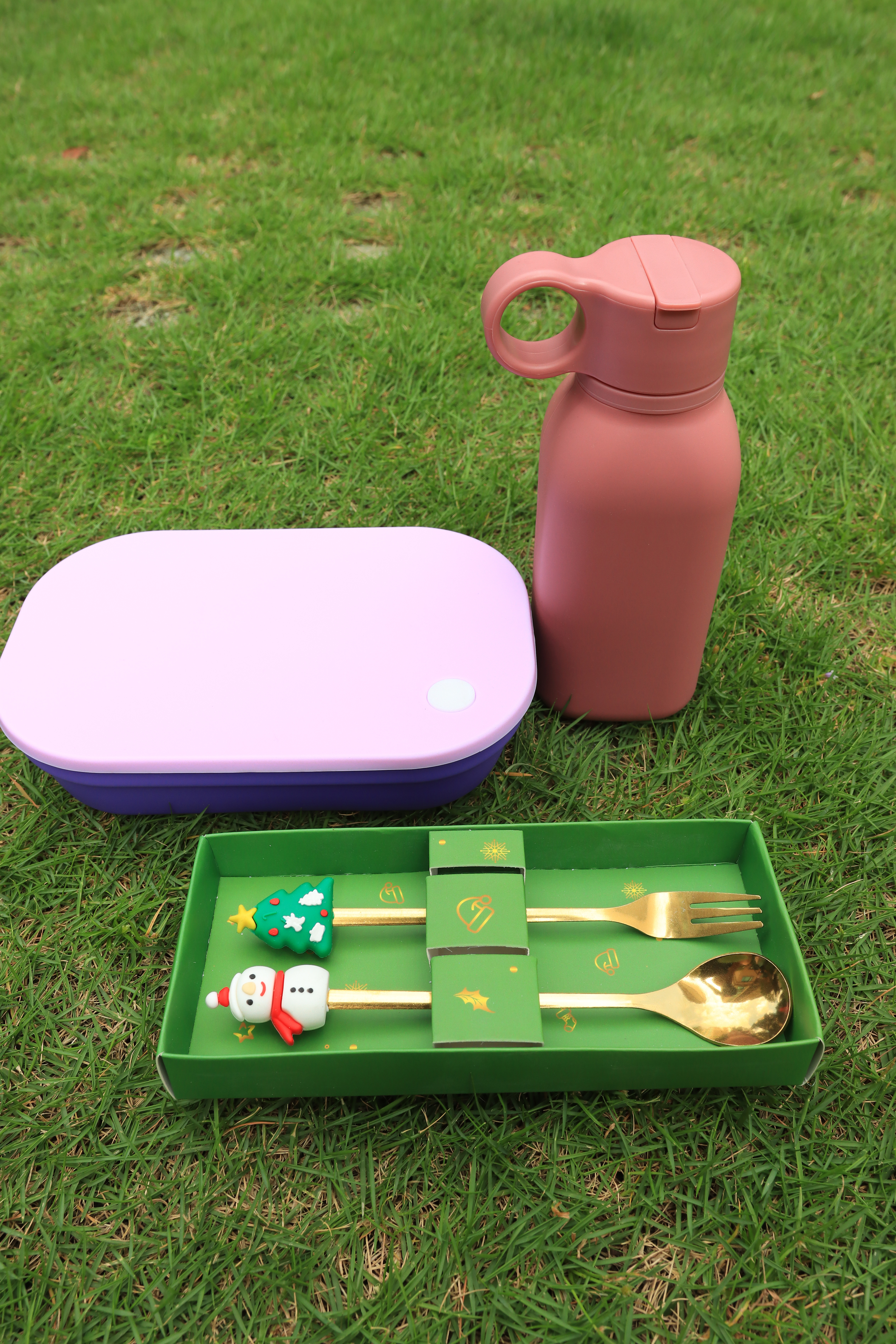 Divided lunch box with silicone lid