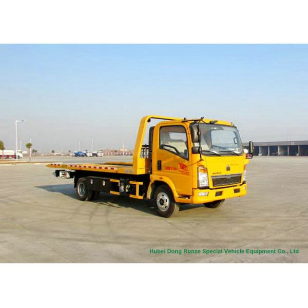 HOWO Light Duty Flatbed Tow Truck Carrier For Car / SUV Road Recovery 3 - 5 Ton