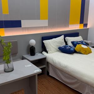 Quality Customised Modern Wooden Hotel Bedroom Furniture Sets Apartment Bedroom Set for sale