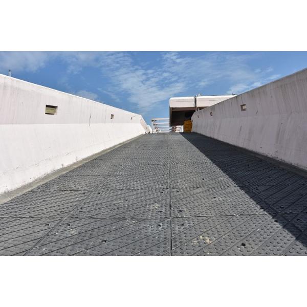 Racecourse Black Rubber Flooring Mats Use For Channel Rubber Mats 6mm Thick Steel Plate Embedded