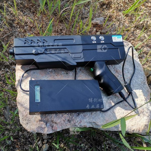 The hand-held aviation control equipment is 1200 meters away from the UAV jammer that can drive away and return with 
