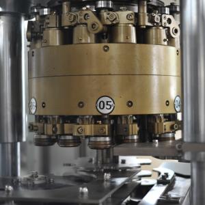 Pop Can Beverage Filling Machine PLC Control Food Can Sealer