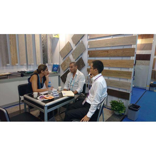 Supply Real Wood Veneer SPC Flooring with Advanced Click System and SPC Rigid Core