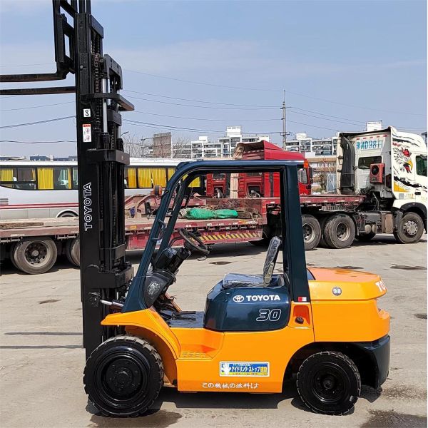 Toyota Used Diesel Forklift 7F 3 Ton 6 Meter Lifting Height Three Stages Masts