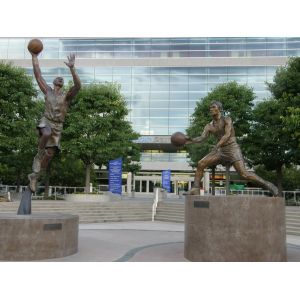 Quality bronze basketabll players challenge ball sculpture for sale