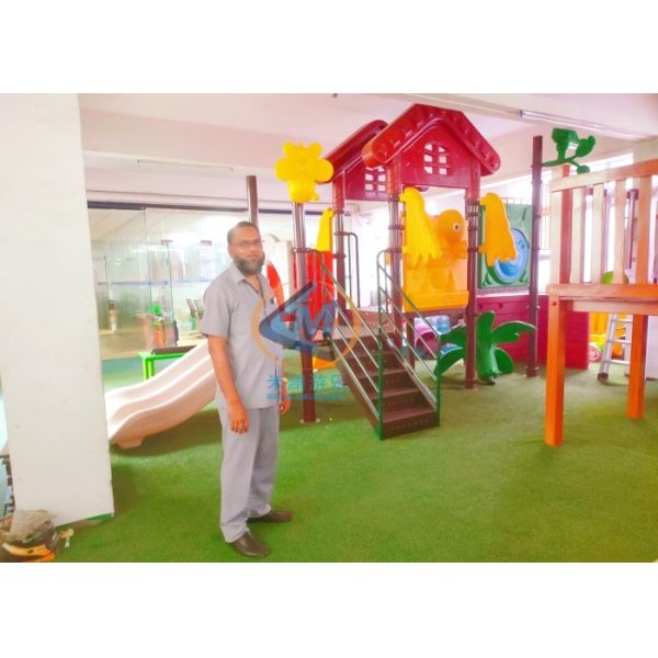 1300x760cm Outside Play Sets Anti Slippery Play Ground Equipment