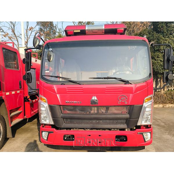 NEW SINOTRUCK Howo 4x2 Light Duty Fire Fight Truck With Water Pump Truck High Quality