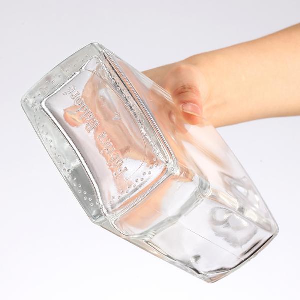 Luxury Clear Glass Bottle for Whisky 500ml 700ml High End Acceptable Customer's Logo