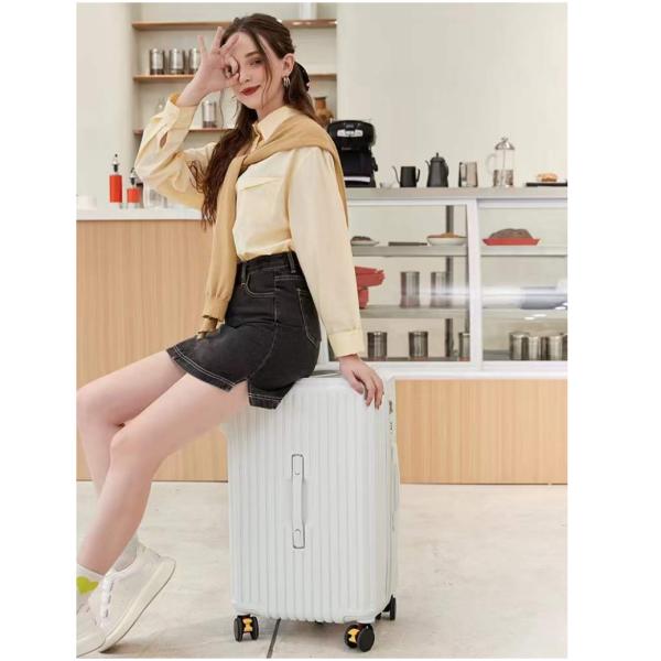 Wholesale New Design Front Opening Luggage With Cup Holder USB Charging Use For Travel Spin Wheels Suitcase