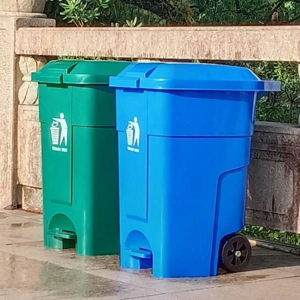 Outdoor 50 Liter Recycling Waste Bins Roller Foot Clamshell Smart Bucket Bottom Raised Plastic Trash Can Wheelie Bins