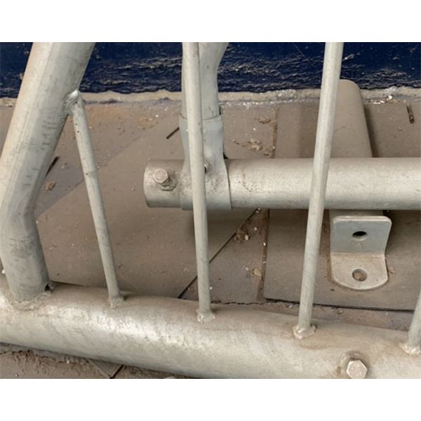 Anti Rust Cattle Diagonal Feed Barriers , Galvanized Steel Cow Feed Barrierse