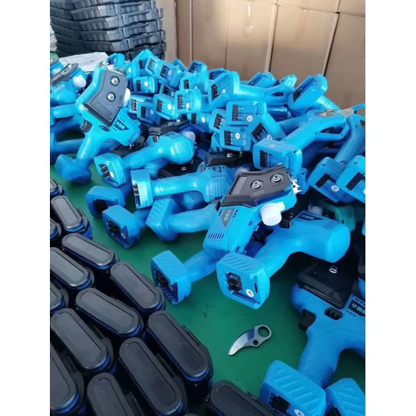 2021 Portable 7 inch Electric Chainsaw Cordless Mini Battery Chainsaw with Brushless Motor