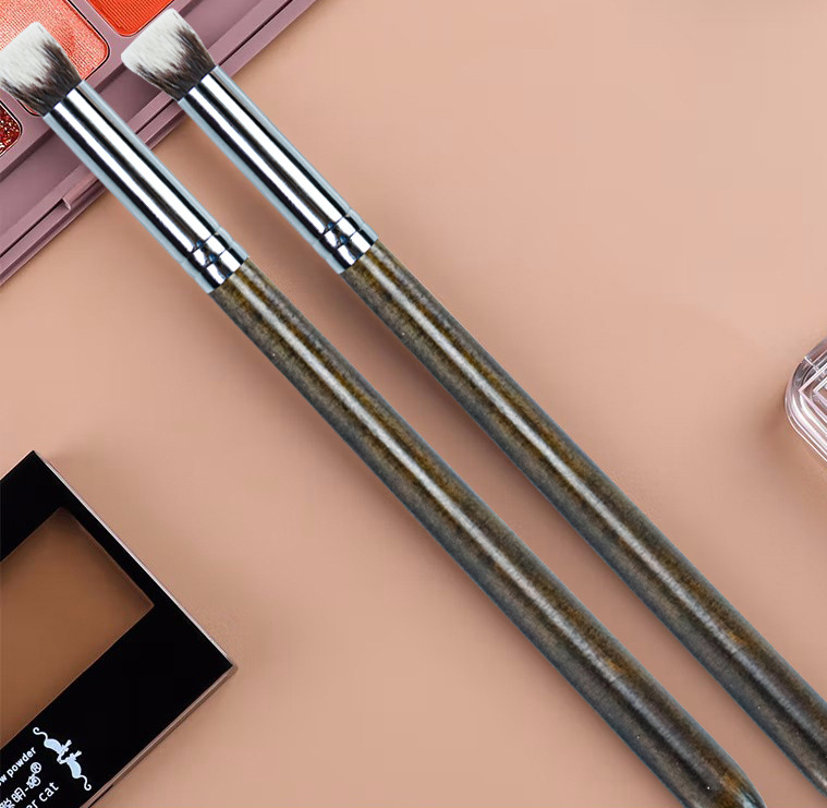 Double Angled Hair Single Makeup Brush For Flawless Conceal