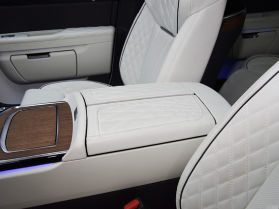 Hongqi E-HS9 Pure Electric SUV 660 Kilometers Range 4 Seats 4×4 Automatic Transmission