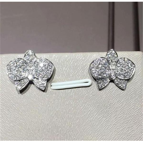 C orchid Earrings 18K white gold, each with 27 diamonds.Carving delicate petals with precious materials