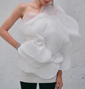 China Apparel Custom Vendor High End Slanted Shoulder Flower Dress Sleeveless Skirt White Wedding Dress on sale