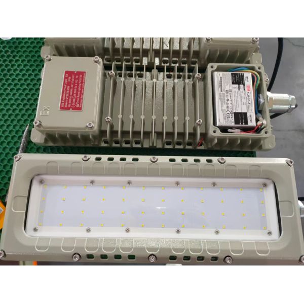 ATEX Explosion Proof Explosion Proof Light Low Power Strip Light 20-100W