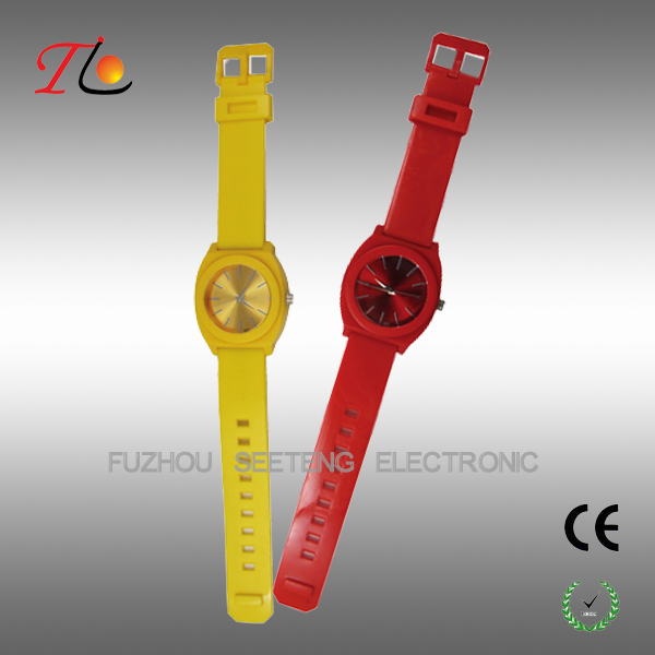 Custom logo silicone nurse watch with a pin in the back as a pocket watch