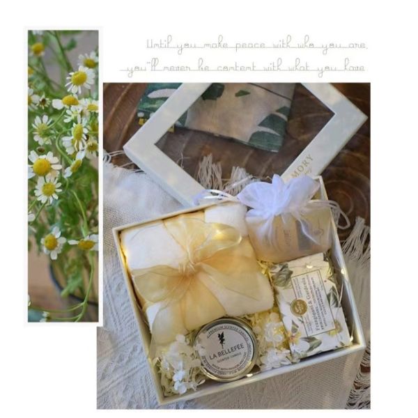 20cm*7cm*17cm Orange Coated Holiday Gift Boxes With Transparent Windows