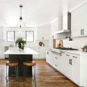 Quality High End Solid Wood Pantry Kitchen Cabinet Custom Shaker Style for sale