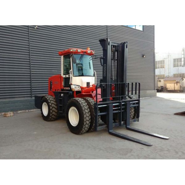 5.5ton 4 Wheel Drive Forklift , 25km/H All Terrain Telescopic Forklift