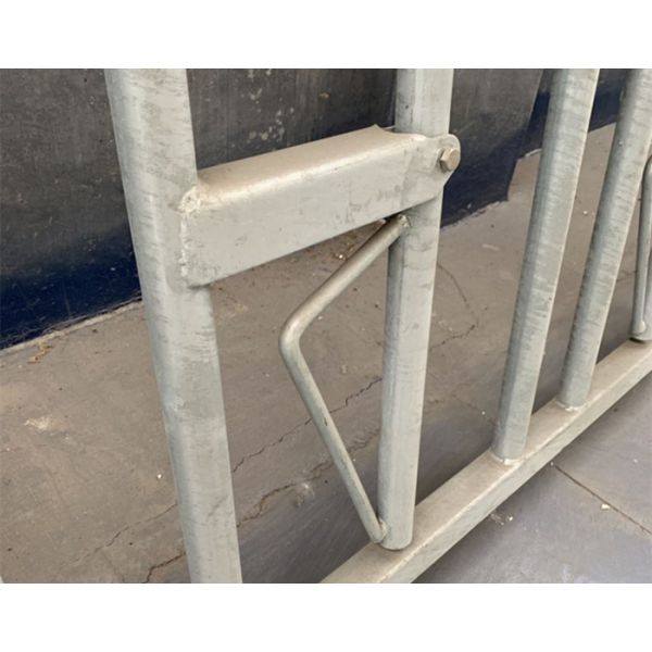 1.8/2/2.4meters Cattle Headlock Feeder Hot Dip Galvanized Livestock Panels
