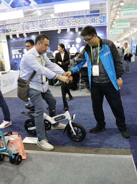 High Carbon Steel Lightest Electric Folding Bike 12 Inch 25KM/H Charging Time 3H~4H