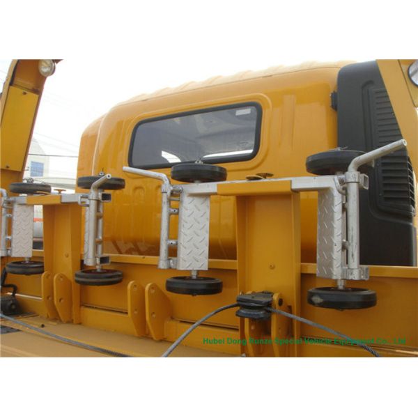 HOWO Light Duty Flatbed Tow Truck Carrier For Car / SUV Road Recovery 3 - 5 Ton