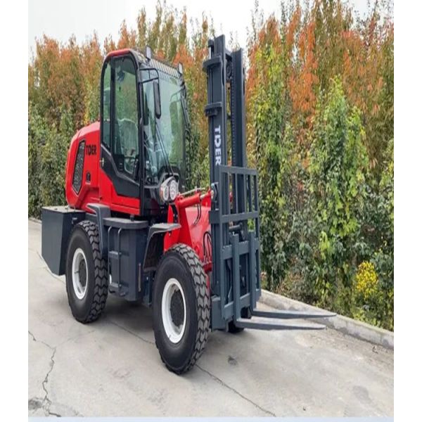 Red Color Easy To Operate Telescopic Diesel Forklift Truck Heavy Construction Machinery For Warehouse Garden Use .