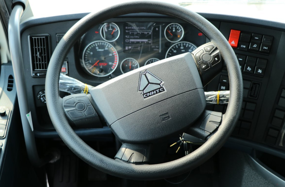 SINOTRUK HOWO T7H Heavy Truck Tractor 440HP 10 Wheeler 6x4 25 Ton Tractor Truck For Road Transport