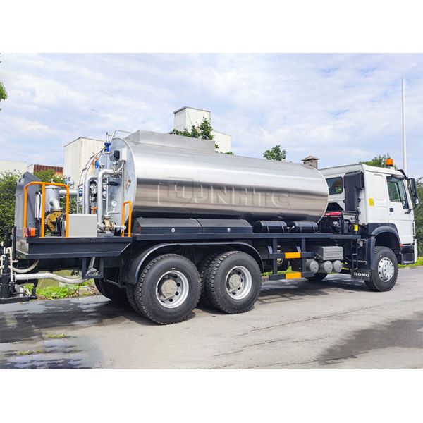 HOWO Intelligent Bitumen Spreader Asphalt Spraying Equipment Trucks 6X4 336HP For Sale