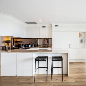 Quality TUV Handless PVC Kitchen Cabinet White Matt Lacquer Finish for sale